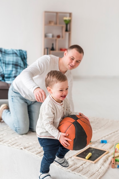 Foto gratuita padre con bebé sonriente en casa