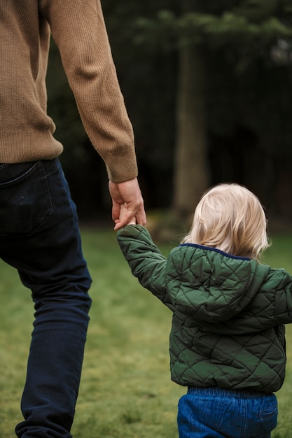 Padre caminando con su hijo en el parque