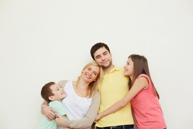 Padre cariñoso con su familia