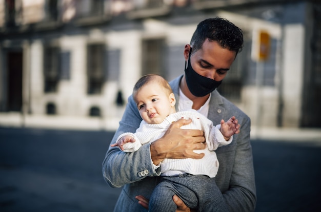 Foto gratuita padre caucásico, tenencia, ella, niña