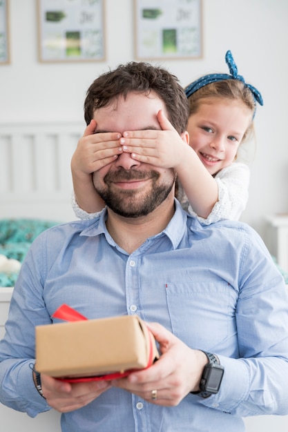 Foto gratuita padre celebrando el día del padre con su hija