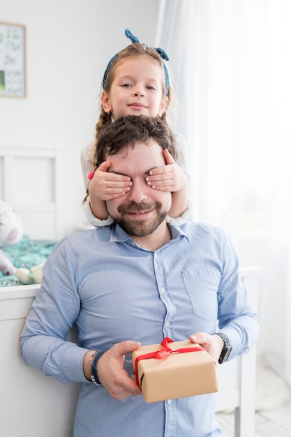 Padre celebrando el día del padre con su hija