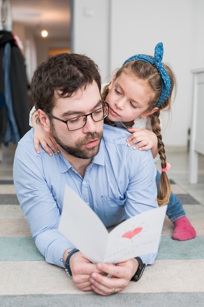 Padre celebrando el día del padre con su hija