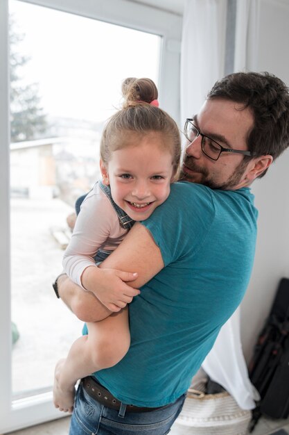 Padre celebrando el día del padre con su hija