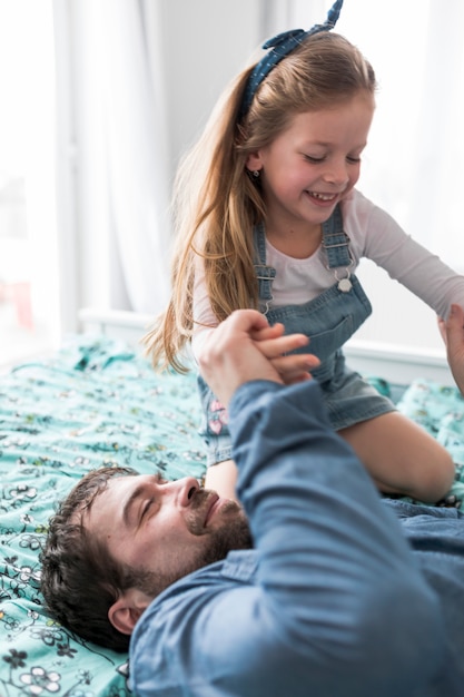 Foto gratuita padre celebrando el día del padre con su hija