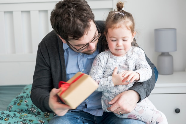 Padre celebrando el día del padre con su hija