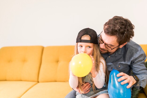 Padre celebrando el día del padre con su hija