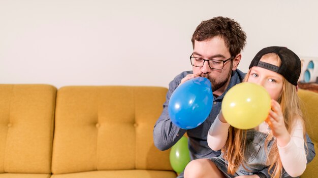 Foto gratuita padre celebrando el día del padre con su hija