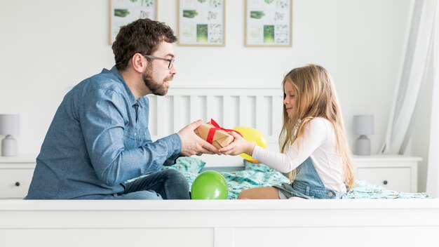 Padre celebrando el día del padre con su hija