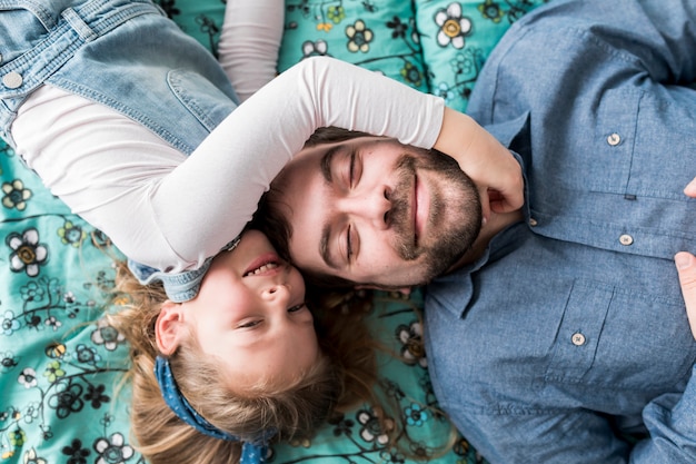 Foto gratuita padre celebrando el día del padre con su hija