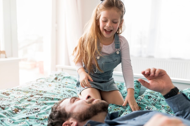 Padre celebrando el día del padre con su hija