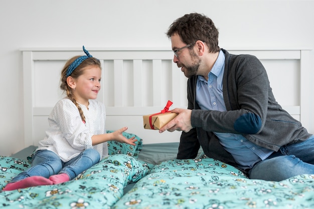 Padre celebrando el día del padre con su hija