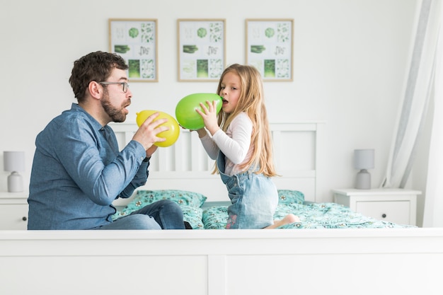 Padre celebrando el día del padre con su hija