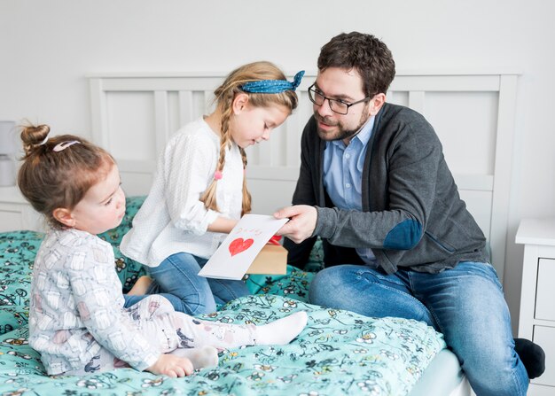 Padre celebrando el día del padre con su hijas