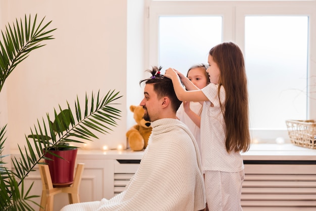 Foto gratuita padre celebrando el día del padre con sus hijas