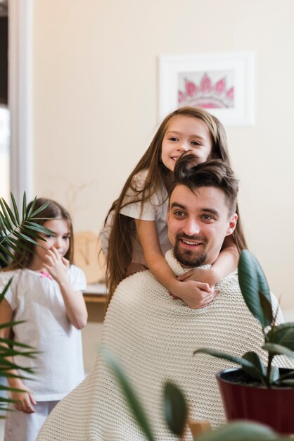 Padre celebrando el día del padre con sus hijas