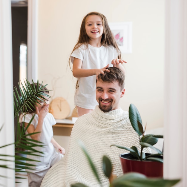 Padre celebrando el día del padre con sus hijas