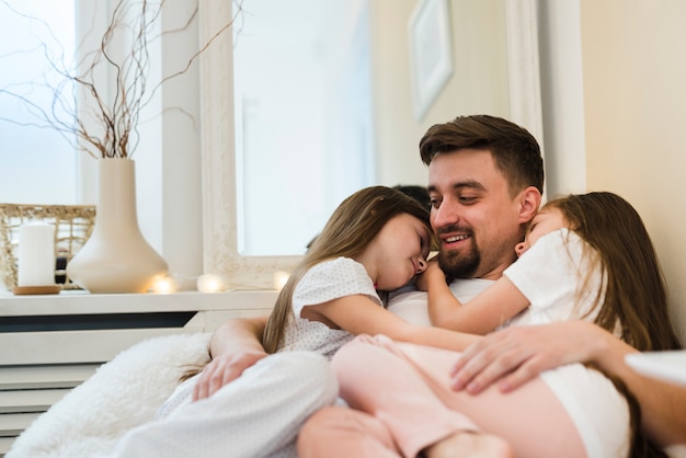 Padre celebrando el día del padre con sus hijas