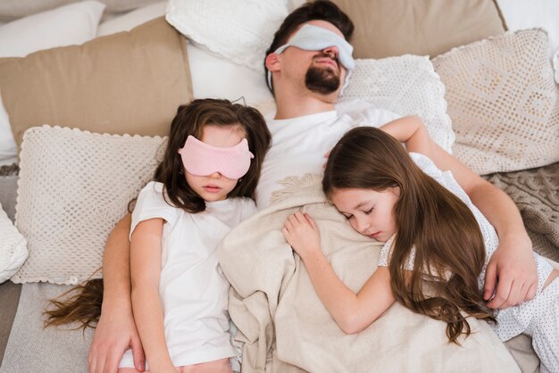 Padre celebrando el día del padre con sus hijas