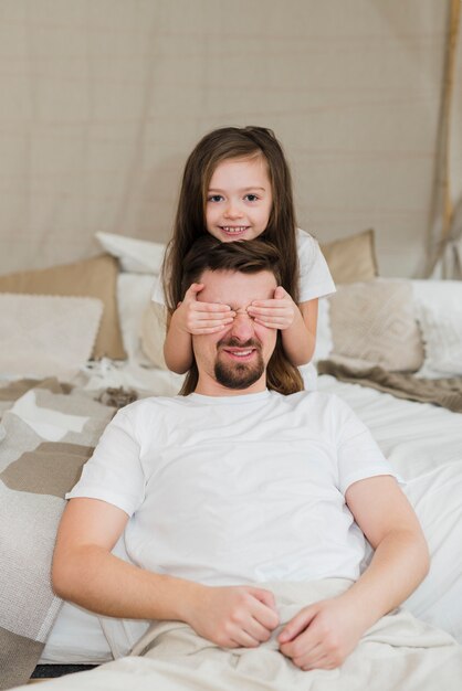 Padre celebrando el día del padre con sus hijas