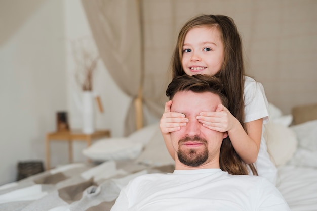 Padre celebrando el día del padre con sus hijas