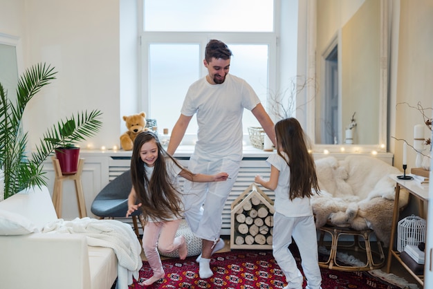 Padre celebrando el día del padre con sus hijas