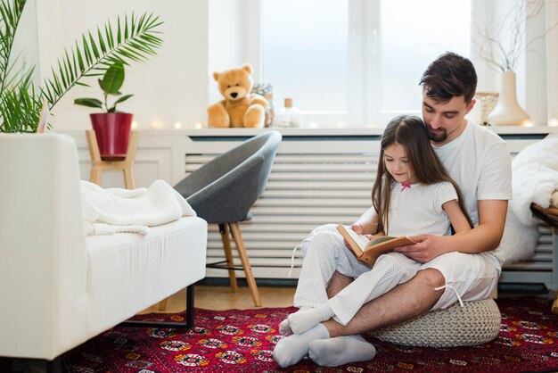 Padre celebrando el día del padre con sus hijas