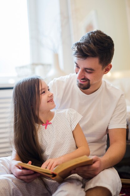 Padre celebrando el día del padre con sus hijas