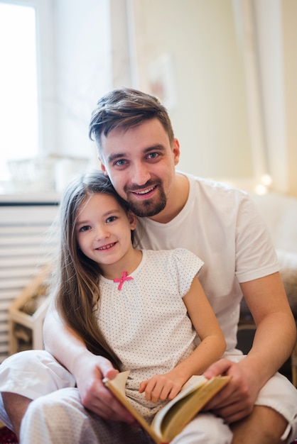 Foto gratuita padre celebrando el día del padre con sus hijas