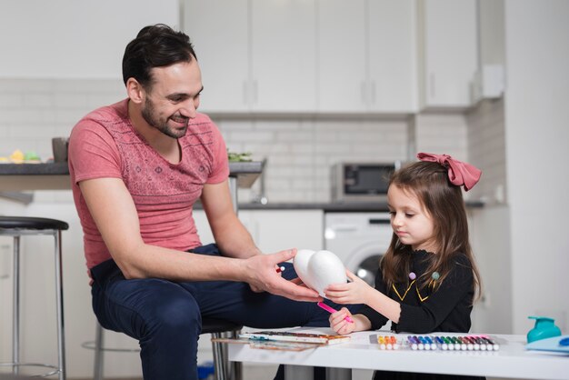 Padre celebrando el día del padre con sus hijas