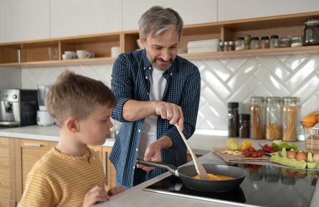 Padre cocinando tortilla tiro medio