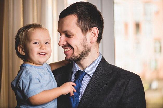 Padre contento mirando a su hijo pequeño