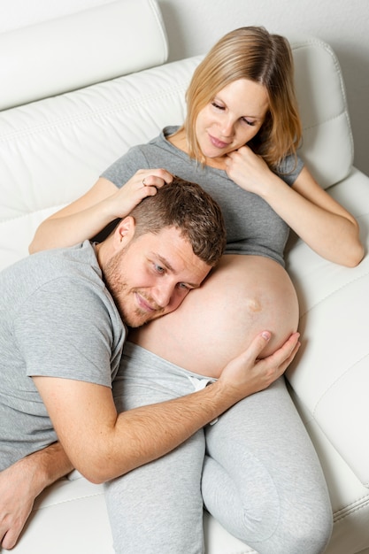 Padre cuidadoso tocando el vientre de la madre