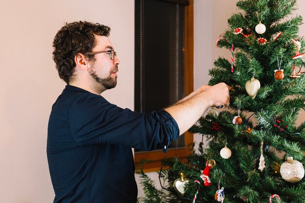 Padre decorando árbol de navidad