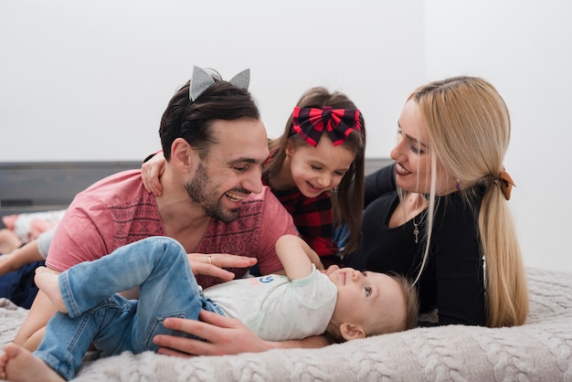 Foto gratuita padre disfrutando de un día en familia