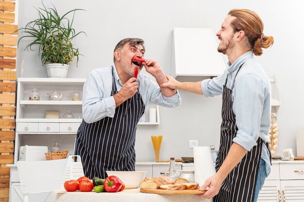 Padre divertido e hijo cocinando