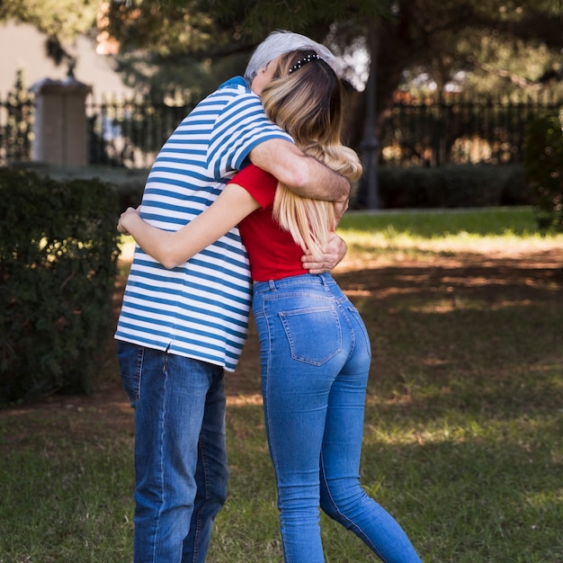 Padre e hija, abrazar