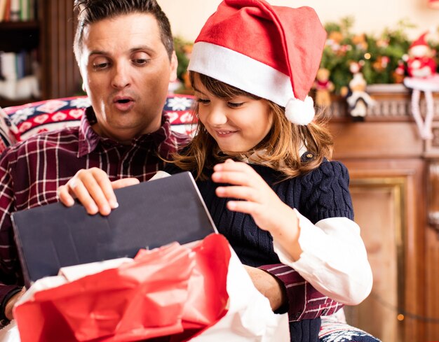 Padre e hija abriendo un regalo