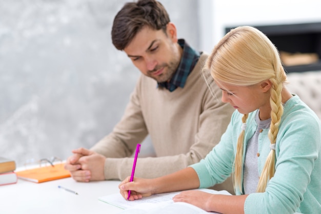 Padre e hija aprendiendo nueva información