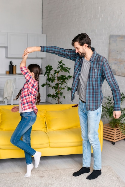 Foto gratuita padre e hija bailando juntos