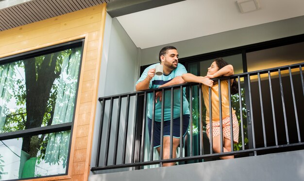 Padre e hija en el balcón