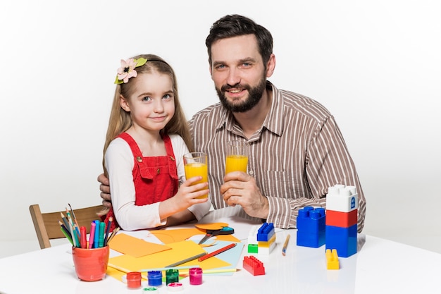 Foto gratuita padre e hija, bebida, jugo