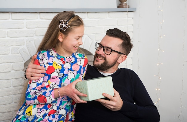 Foto gratuita padre e hija con caja de regalo