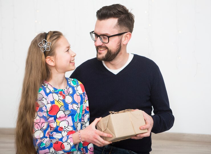 Foto gratuito padre e hija con caja de regalo