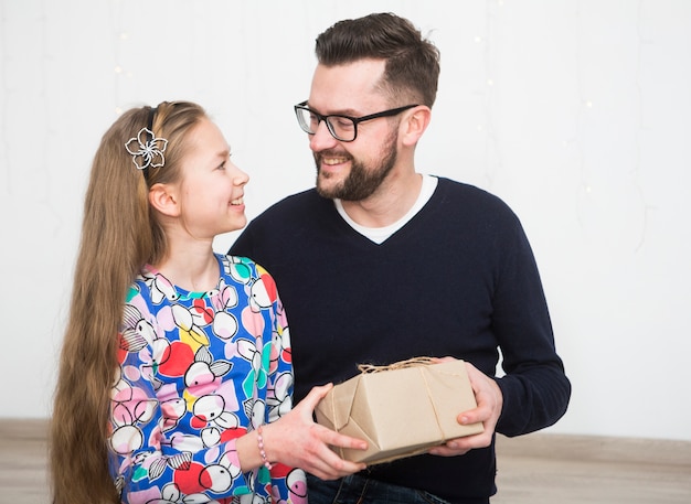 Foto gratuita padre e hija con caja de regalo