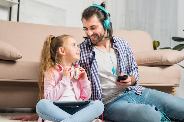 Padre e hija con cascos