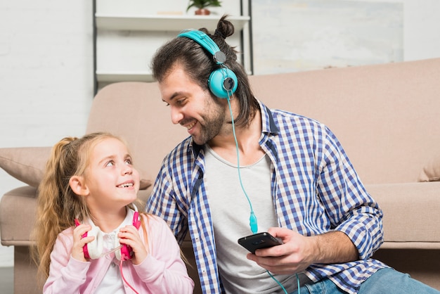 Foto gratuita padre e hija con cascos