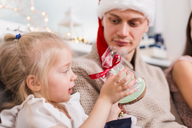 Padre e hija celebrando navidad juntos