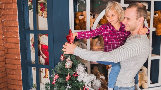 Padre e hija celebrando navidad