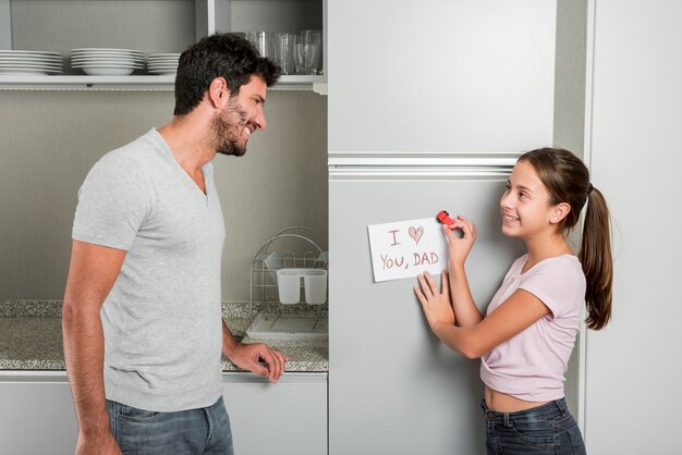 Padre e hija en cocina en el día del padre